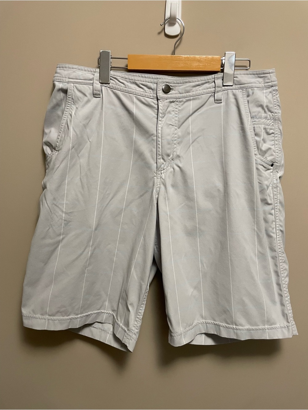Lululemon Grey Front Flat Shorts Men’s 36 - Picture 1 of 11